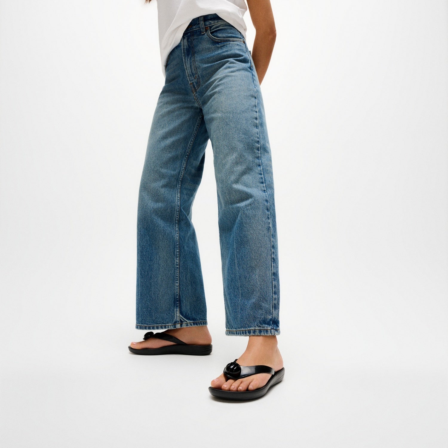 IQUSHION Sandalias Flip-Flop con Botón Brillante - Negro
